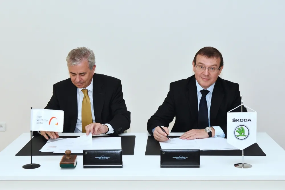Generální ředitel brněnských veletrhů Jiří Kuliš (vlevo) a člen představenstva za oblast HR-Management  Škoda Auto Bohdan Wojnar podepsali smlouvu o spolupráci, foto: Veletrhy Brno