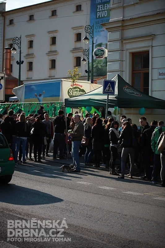 Zelené pivo přilákalo na Moravské náměstí stovky Brňanů, foto: Brněnská Drbna, Miroslav Toman