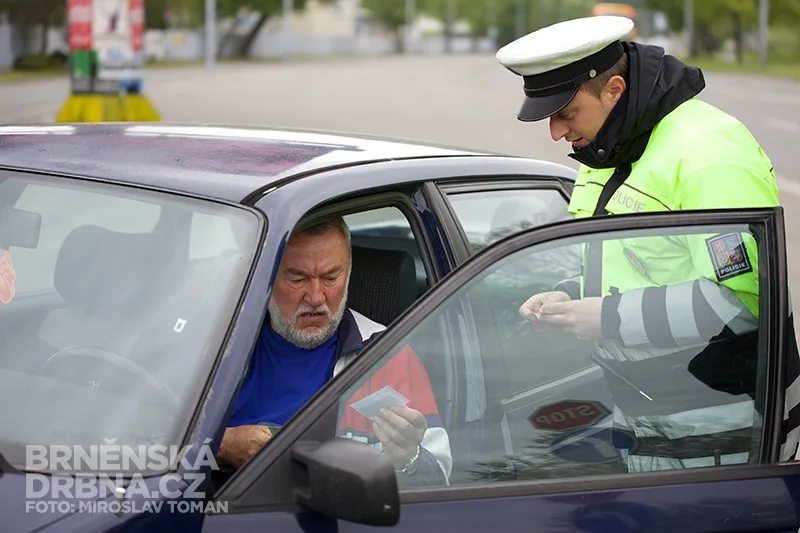 Policisté odměňovali řidiče nealkoholickým pivem, foto: Brněnská Drbna, Miroslav Toman
