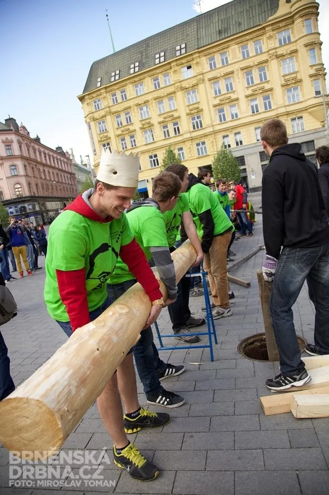 Studenti ponesou průvodem i májku, foto: Brněnská Drbna, Miroslav Toman