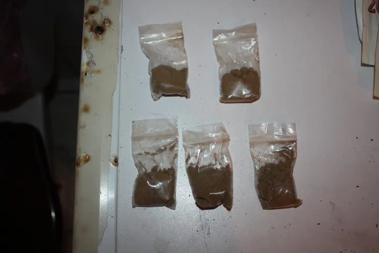 Policisté našli třiačtyřicet psaníček heroinu a dalších osmadvacet gramů drogy v pěti igelitových sáčcích, foto: Policie ČR