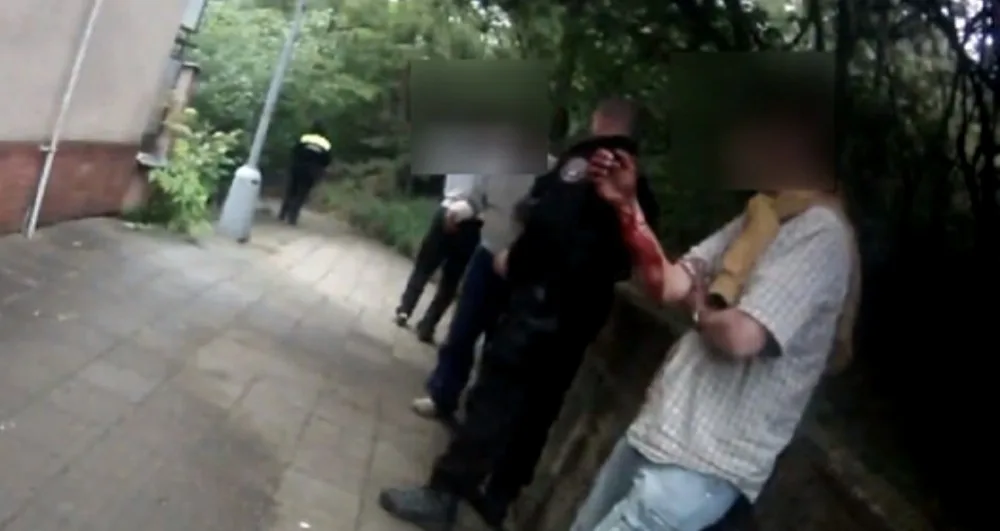 Rotvajler pokousal mužům ruce, foto: Městská policie Brno