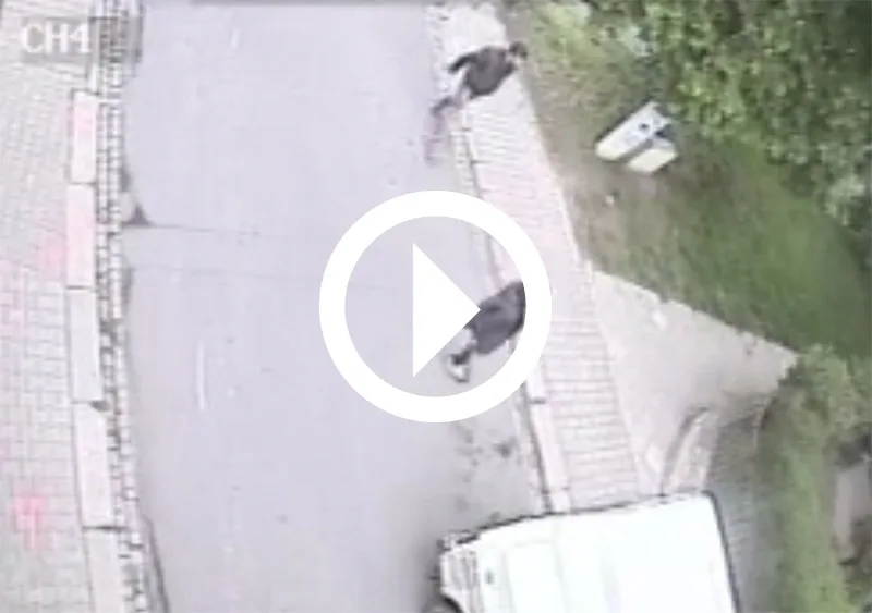 Pachatel byl zachycen na videu, jak sleduje nevidomého muže. Foto: video Policie ČR