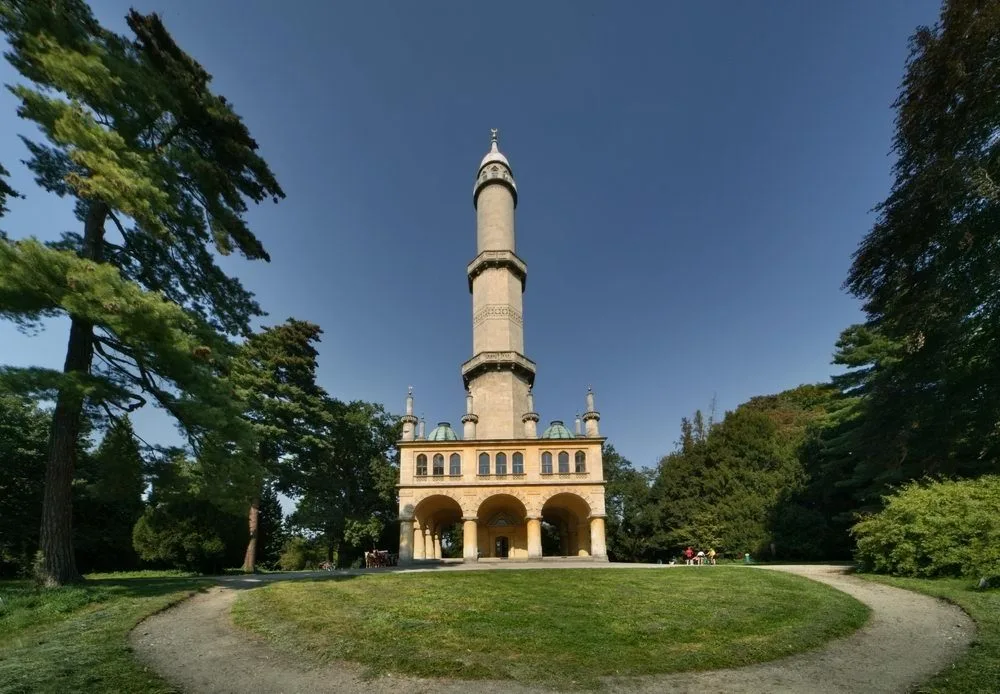 Minaret v zahradách lednického zámku