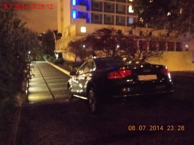 Švédovo Audi se zaseklo na schodech, které si spletl s vjezdem do garáží, foto: MPB