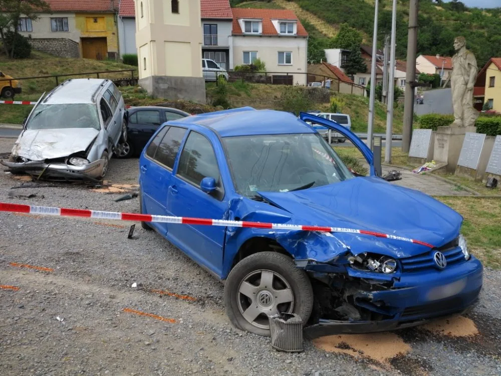 Po havárii jediného vozu vypadala náves obce jako vrakoviště, foto: HZS JMK