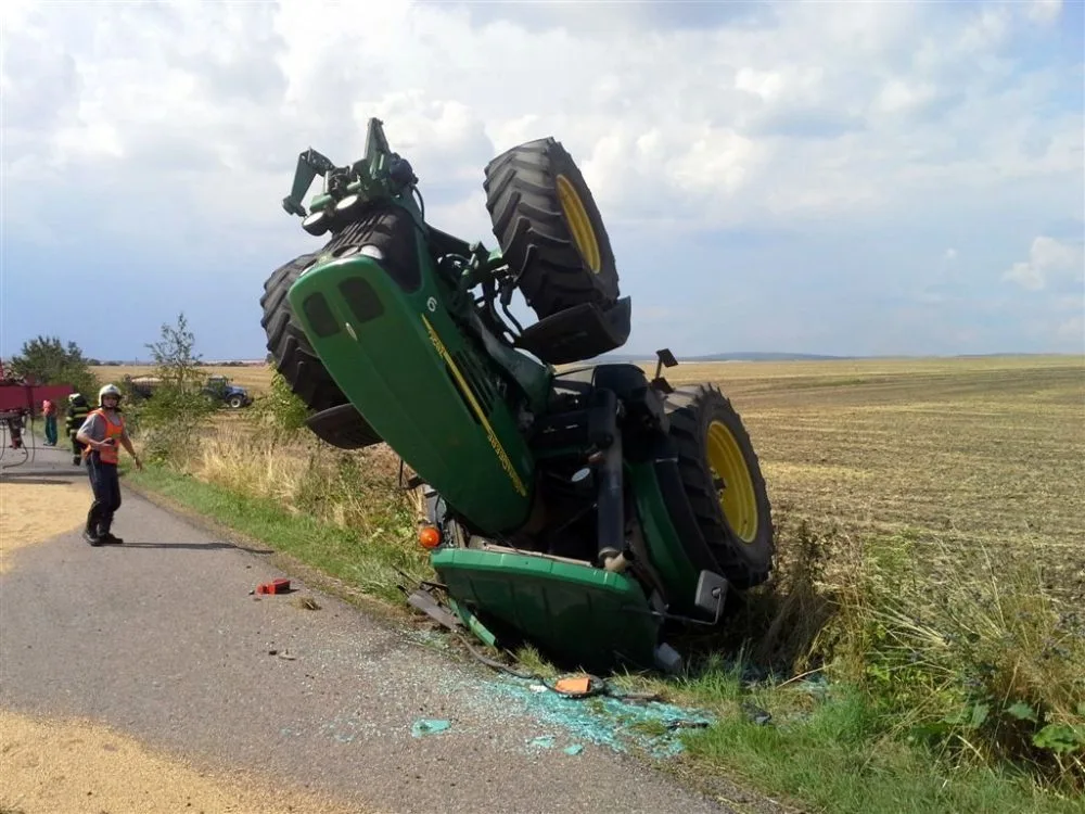 Převrácený traktor u obce Prace, foto: HZS JMK