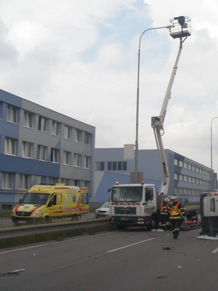 Dělník spadnul z plošiny, na které právě prováděl údržbu osvětlení, foto: HZS JMK