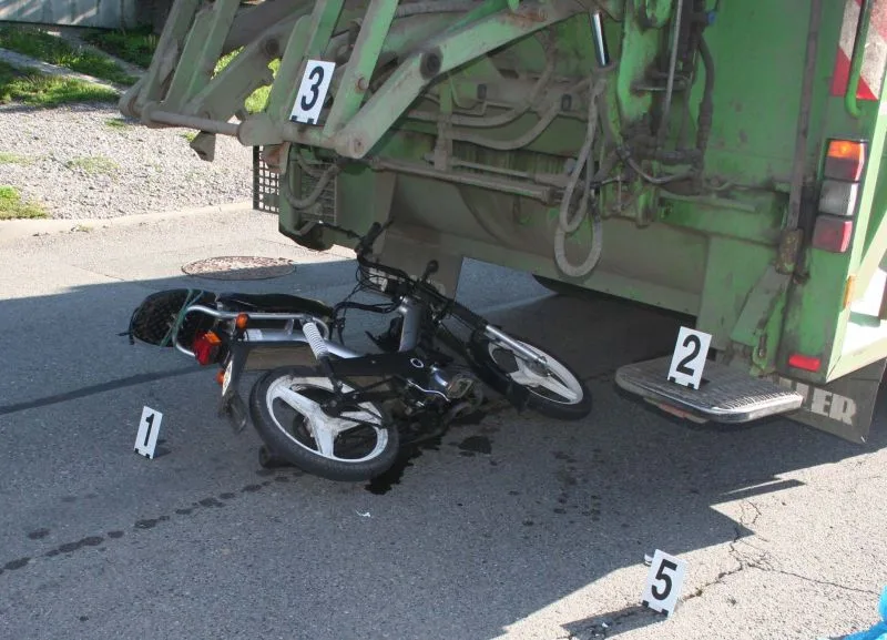 Řidiče mopedu zřejmě oslnilo slunce, foto: Policie ČR