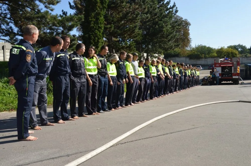 Ice Bucket Challenge v podání brněnských hasičů a strážníků, foto: HZS JMK