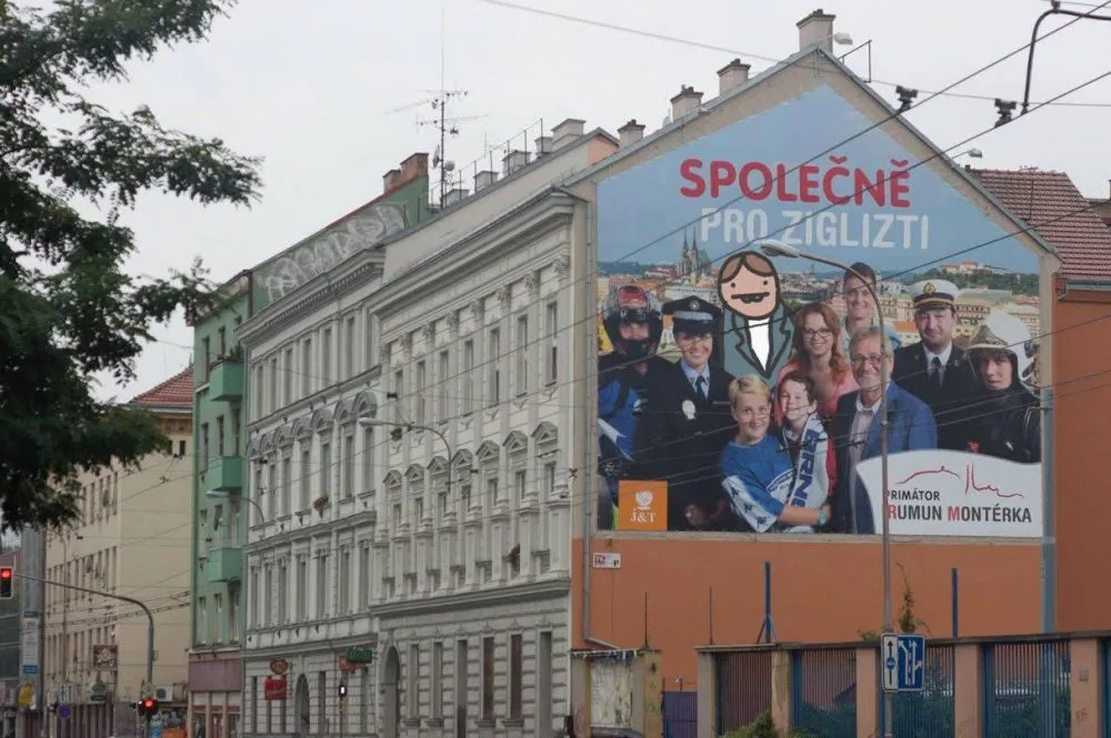 Reklamní plocha primátora Onderky už se stala terčem vtipálků, koláž: Opráski sčeskí historje
