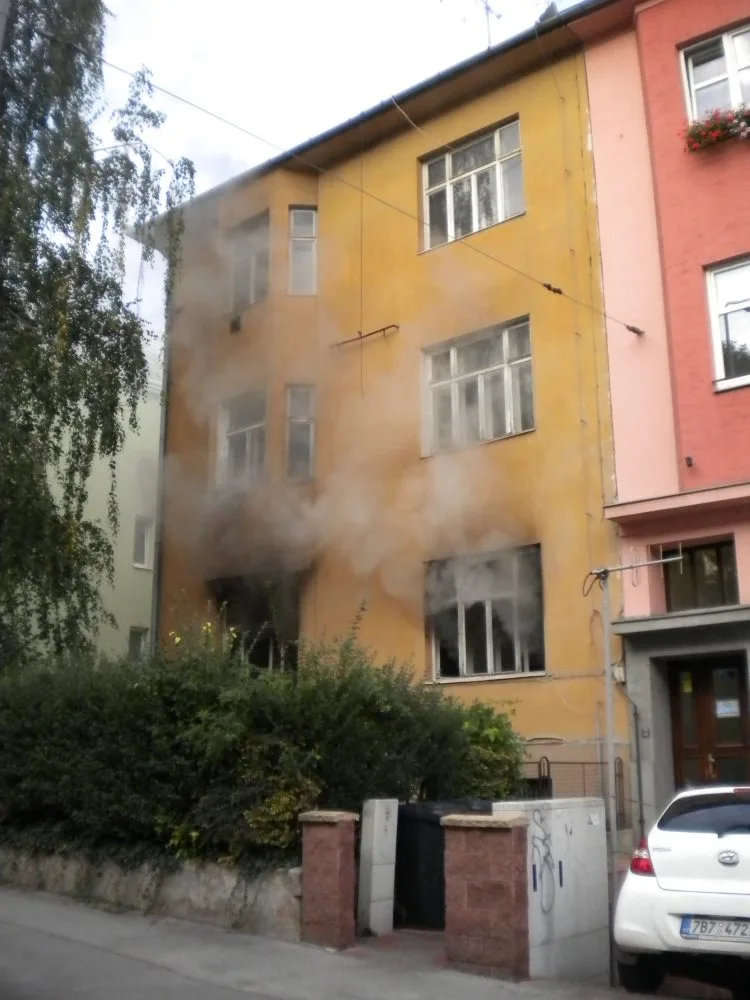 Oheň zničil celý byt a usmrtil jednoho člověka, foto: HZS JMK