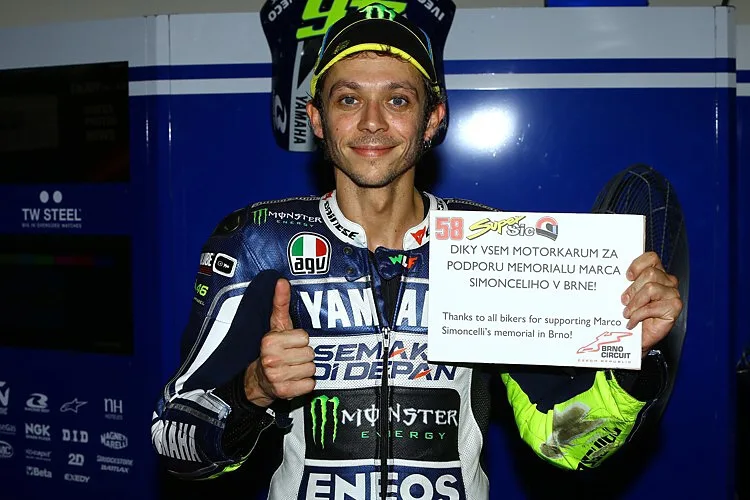 Účastníky loňského rekordu pozdravil v přímém přenosu i Valentino Rossi