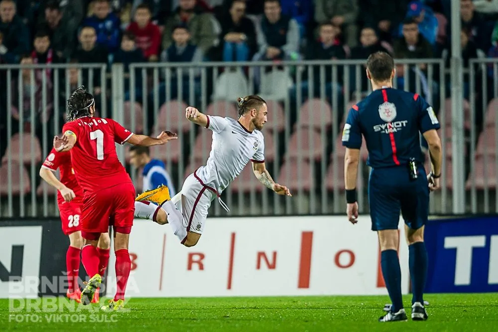 Sparťanský Vácha v souboji s brněnskými hráči, foto: Viktor Šulc
