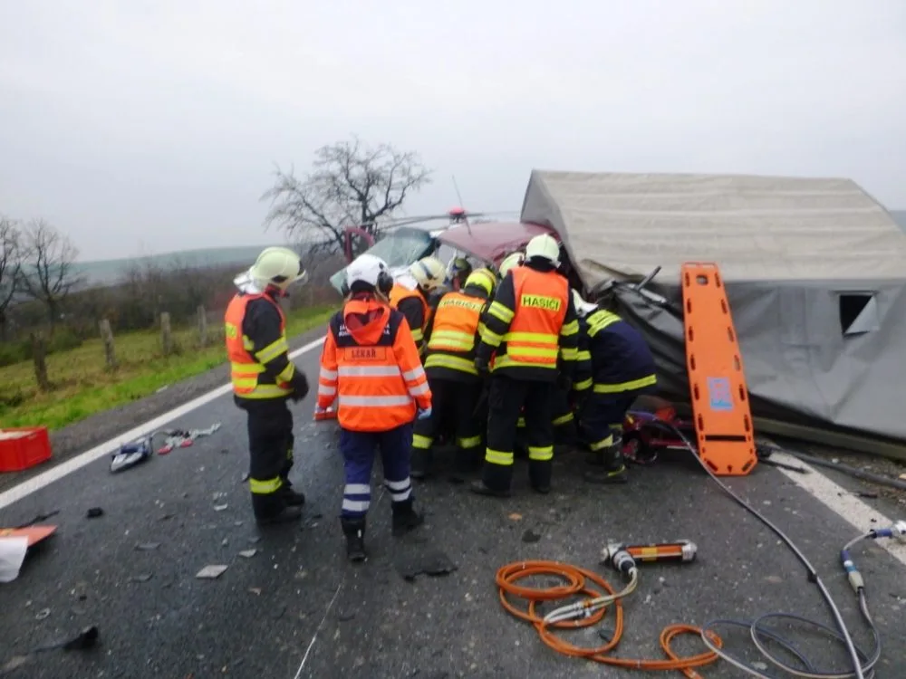 Hasiči vyprošťovali řidiče z dodávky u Borkovan na Břeclavsku