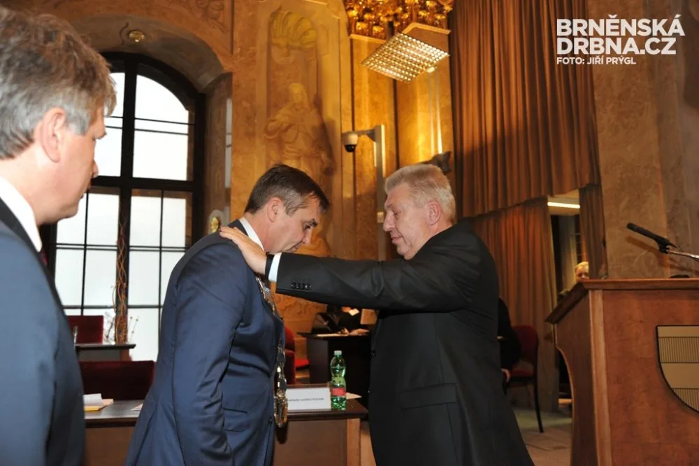 zleva: odstupující primátor Roman Onderka, nový                               primátor Petr Vokřál, kterému předává primátorský                              řetěz tajemník Magistrátu města Brna Pavel Loutocký