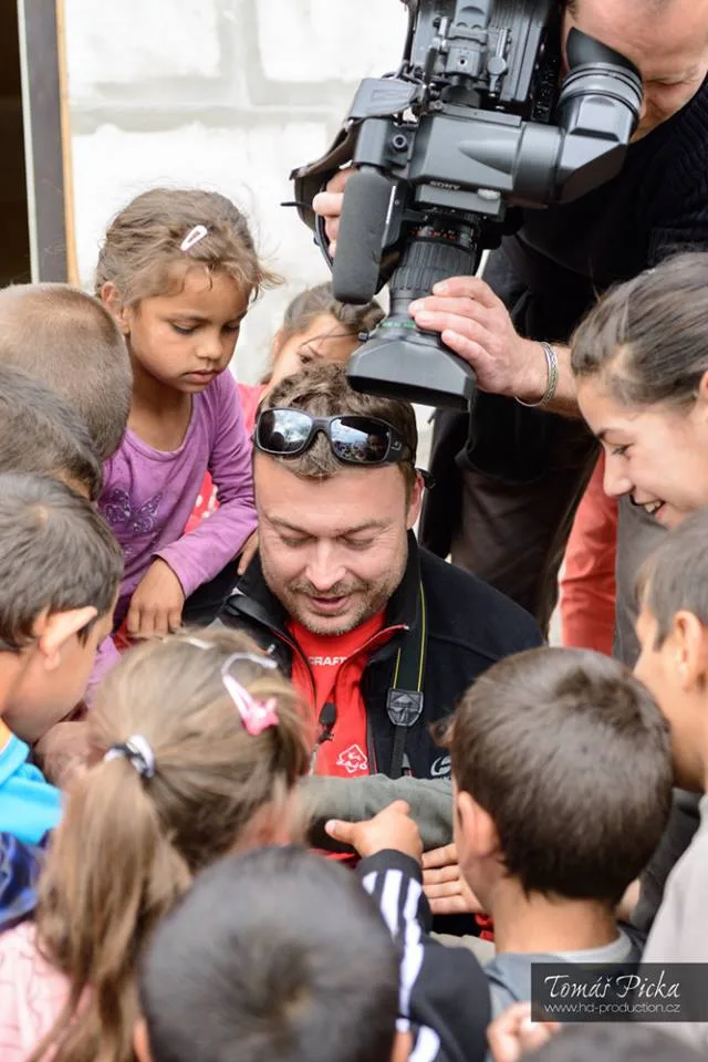 Radim Kupec v obležení dětí z osady. Autor- Tomáš Picka