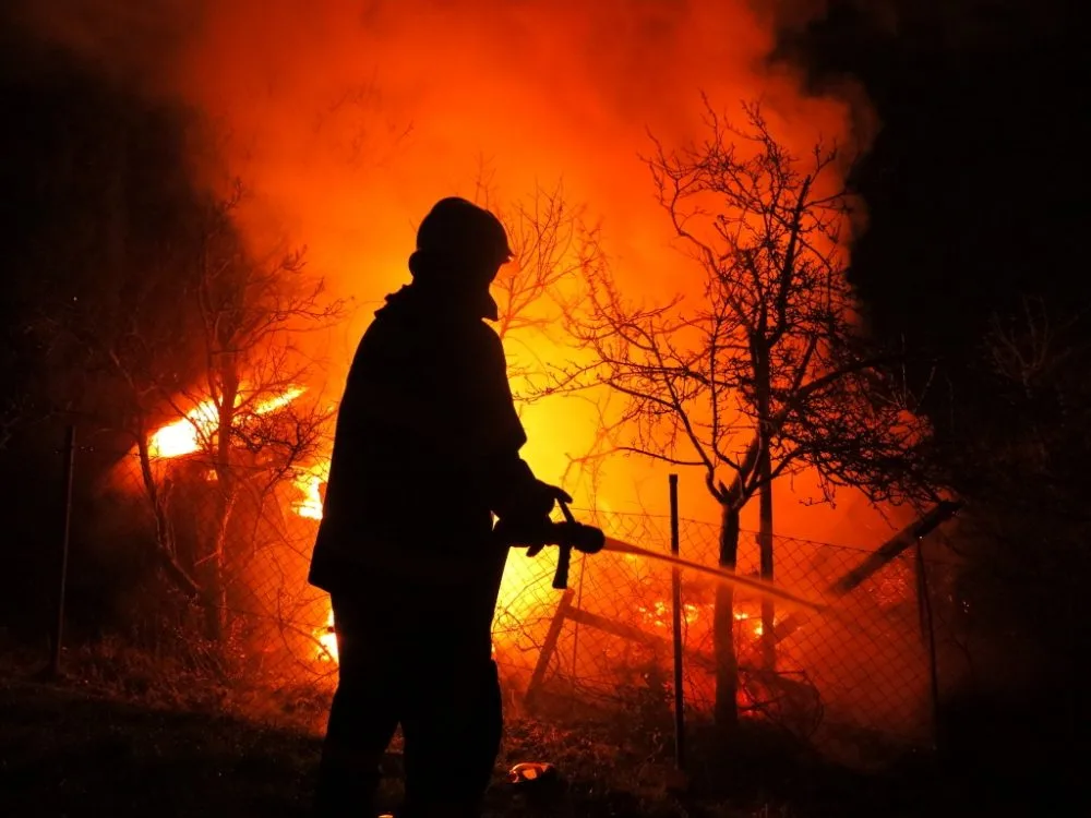 Požár chaty, foto: www.firebrno.cz