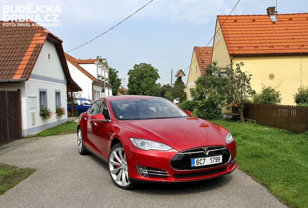 Elektromobil Tesla
