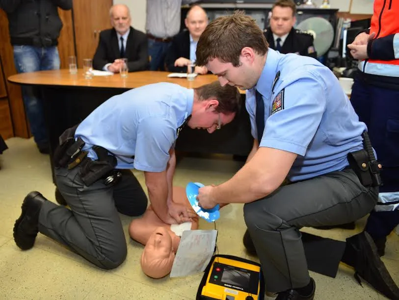 Zprovoznění automatizovaného externího defibrilátoru na policejní služebně v Rajhradě