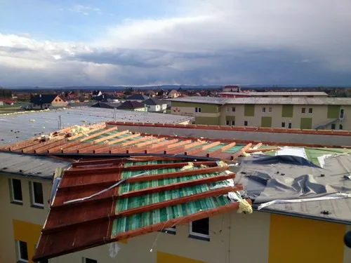 Poškozená střecha, Foto: firebrno.cz