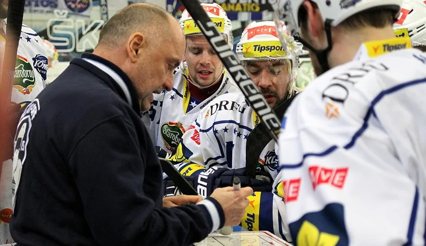 Vladimír Kýhos rozdává pokyny, foto: hc-kometa.cz