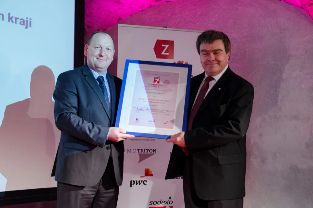 Cenu předává Libor Vranka, Sodexo. Přebírající, Jiří Očadlík, FEI Czech Republic