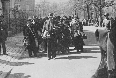 Deportace Židů z Würzburgu, 25. dubna 1942. (Foto: National Archives, courtesy of USHMM Photo Archives.)