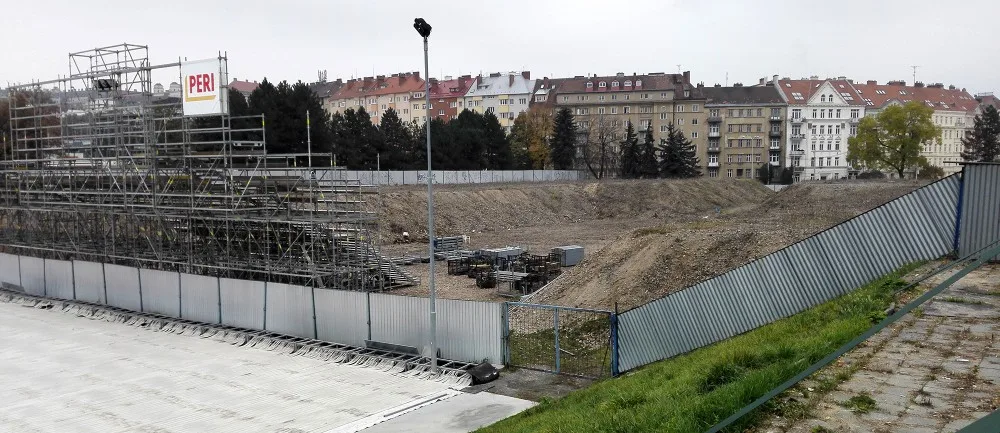 Aktuálně z místa bývalého zimního stadiónu. Probíhají přípravné práce, FOTO: Hc-kometa