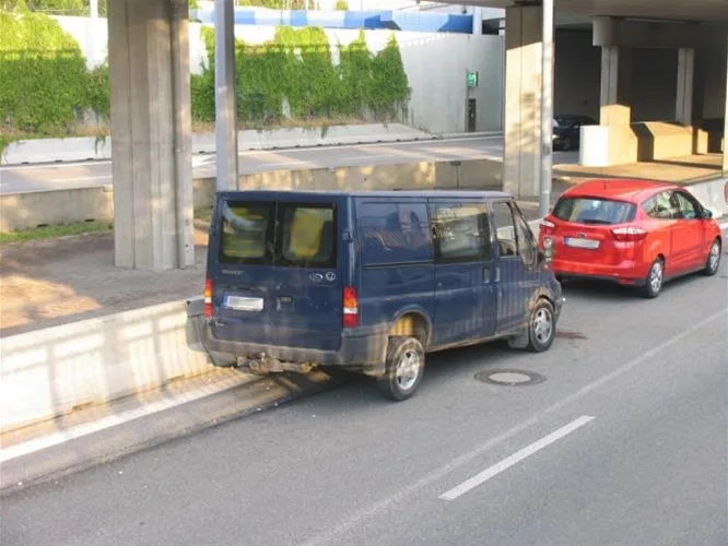 Modrá dodávka, kterou vytlačil ze silnice řidič jaguáru, havarovala. Foto: Policie ČR