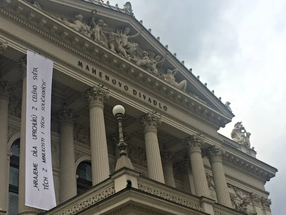 Plachta na Mahenově divadle, foto: Vítězslav Charvát