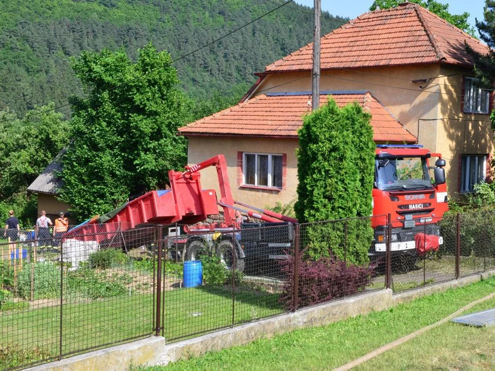 V domě v Nedvědici bylo přes deset tun chemikálií