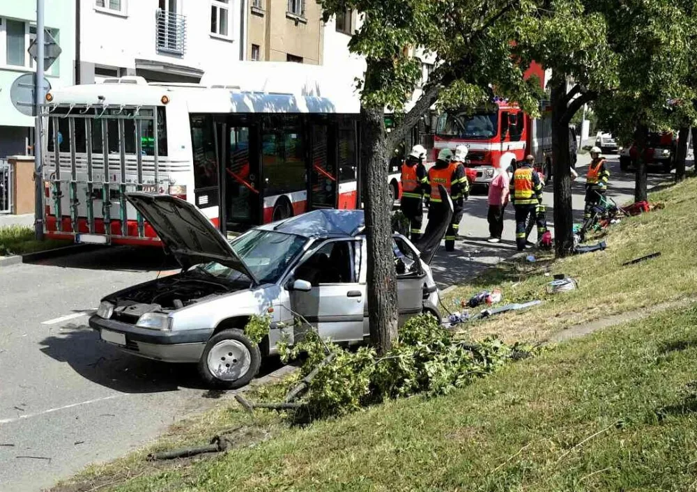 Dopravní nehoda autobusu a osobního auta