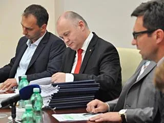 Hejtman Michal Hašek (uprostřed)