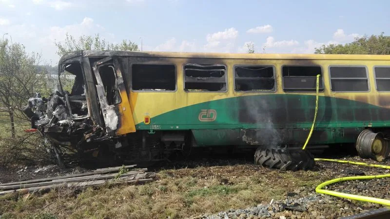 Ohořelý vagon vlaku po úterní srážce s traktorem, zdroj: PČR