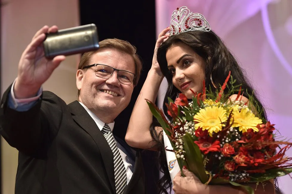 Miss Roma Adriana Malíková a místopředseda Senátu Parlamentu ČR Zdeněk Škromach, Zdroj: ČTK