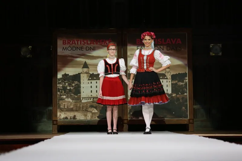 Tříletá Adélka vyrazila k moři, čtrnáctiletá Martina se prošla po molu s Andreou Verešovou