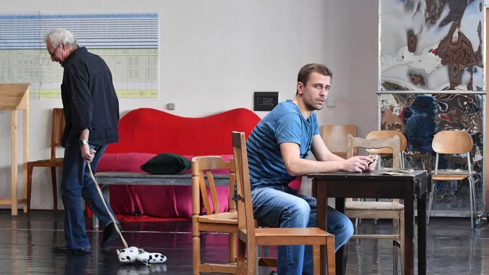 Snímek ze zkoušky brněnské inscenace dramatu O myších a lidech. Autor: Jef Kratochvil