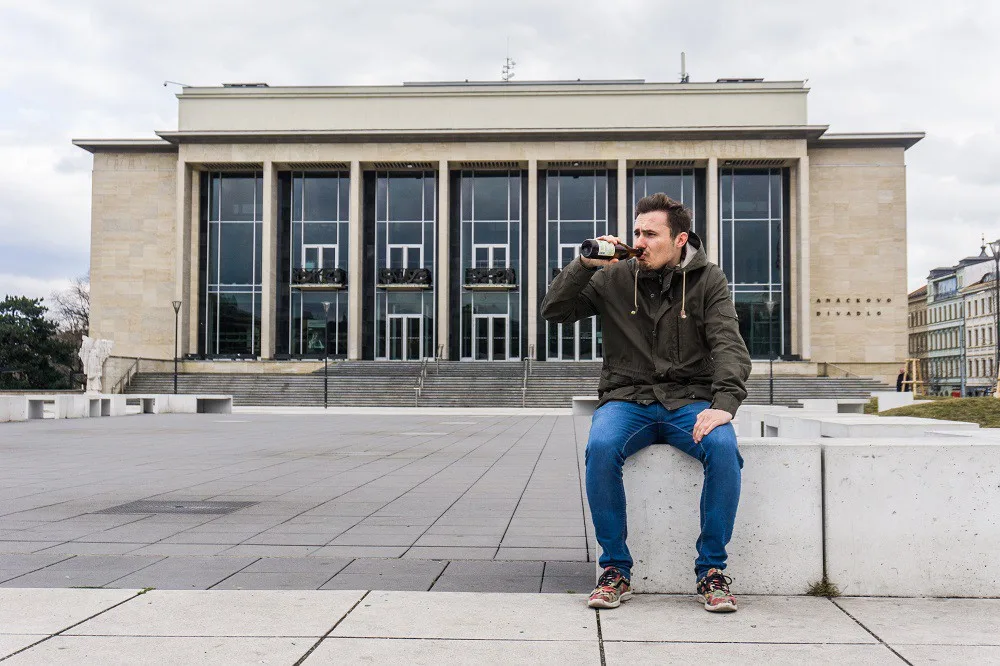 Před Janáčkovým divadlem si nově beztrestně pivo nedáte, Autor: Tomáš Hrivňák