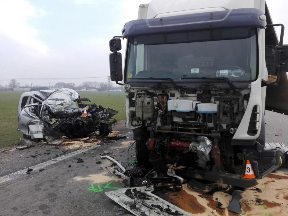 Auto se střetlo s kamionem, Zdroj: PČR