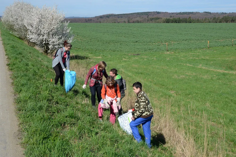 Úklid Moravského krasu, zdroj: jiznimorava.ochranaprirody.cz