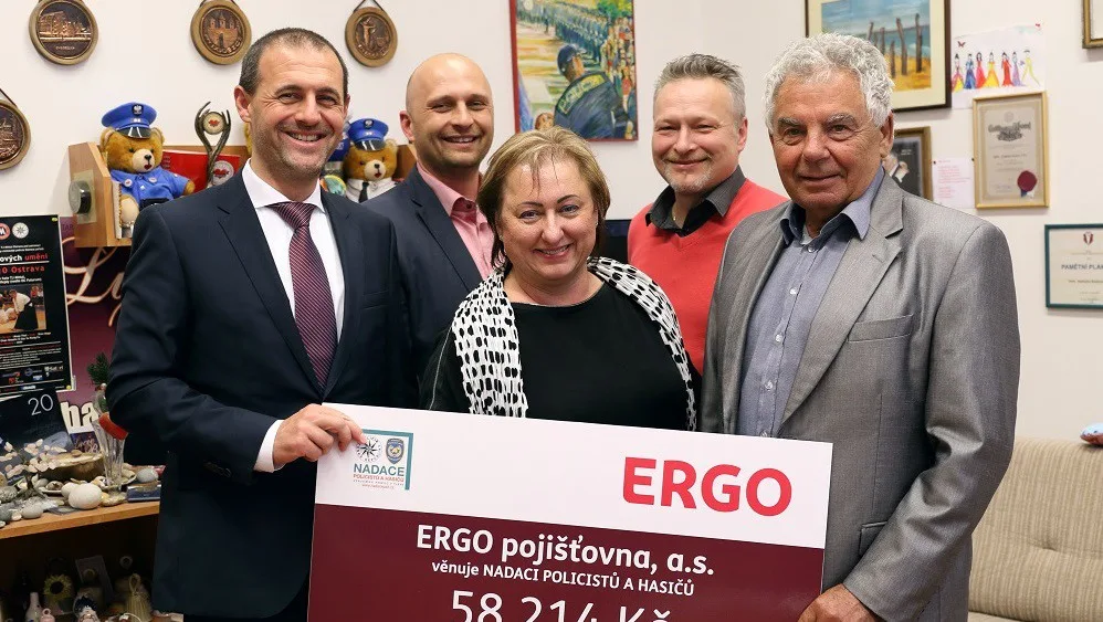 Pavel Šuranský, člen představenstva ERGO Pojišťovny; Miroslav Filinger, jednatel společnosti ERGO Pro; Erika Jelínková a František Ksandr, obchodní zástupci společnosti ERGO Pro a Vladimír Šutera, ředitel Nadace policistů a hasičů