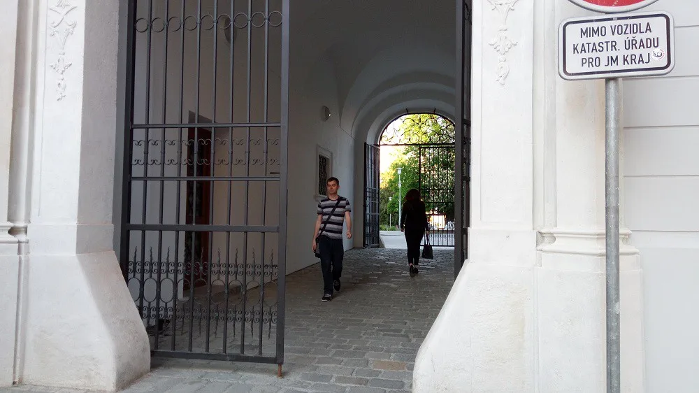 Průchod mezi Rooseveltovou a Běhounskou