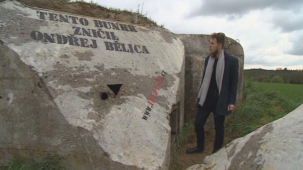 Ondřej Bělica u rozříznutého bunkru, zdroj: ČT24