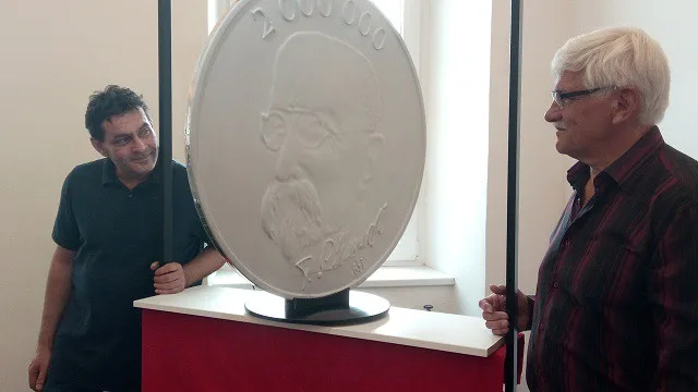 Maketa největší mince světa, vlevo jednatel společnosti Antonín Bieberle, vpravo majitel a hlavní technologo Roman Diviš
