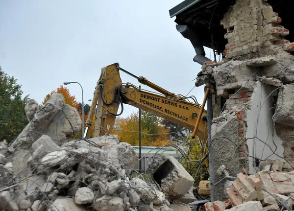 Demoliční práce předcházející stavbě VMO