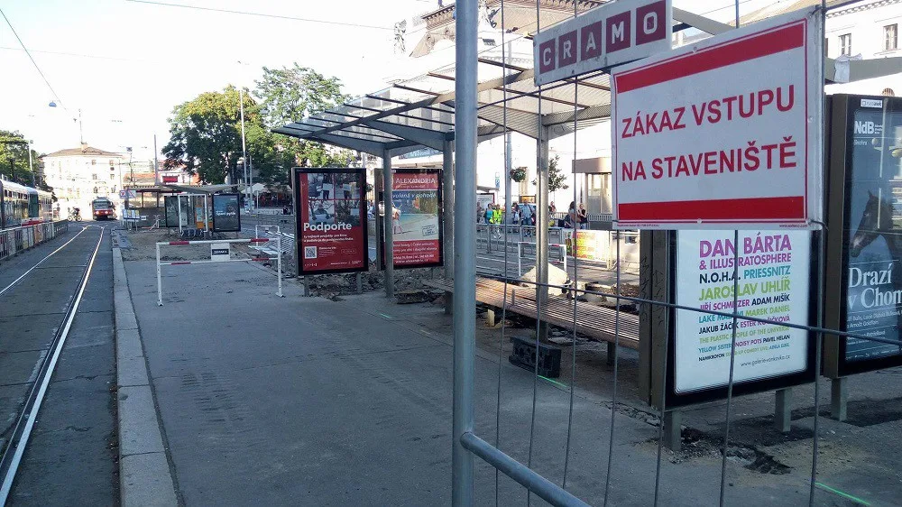 Oprava povrchu nástupišť před hlavním nádražím