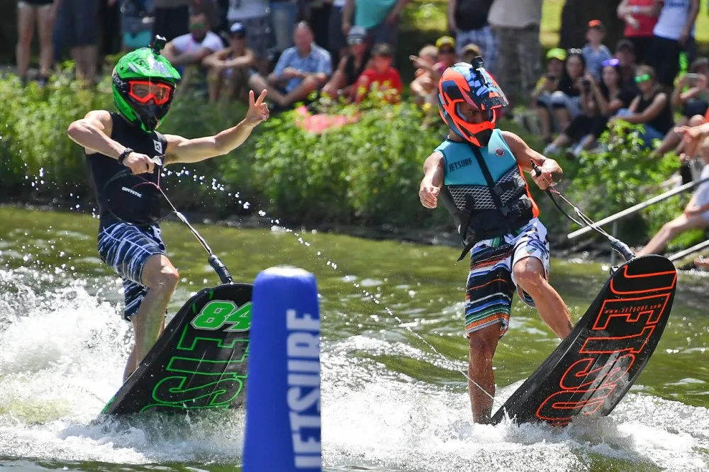 Jezdci MotoGP na JetSurfech