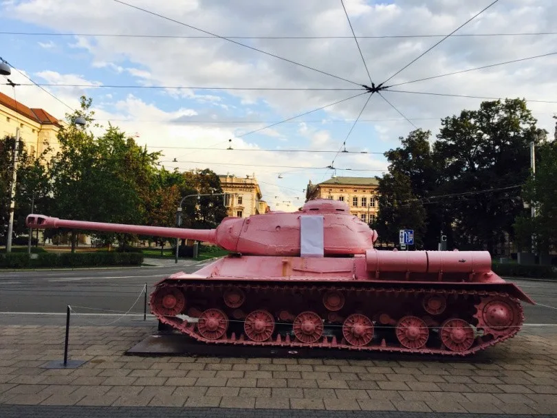 Růžový tank s bílými pruhy, zdroj: TOP O9