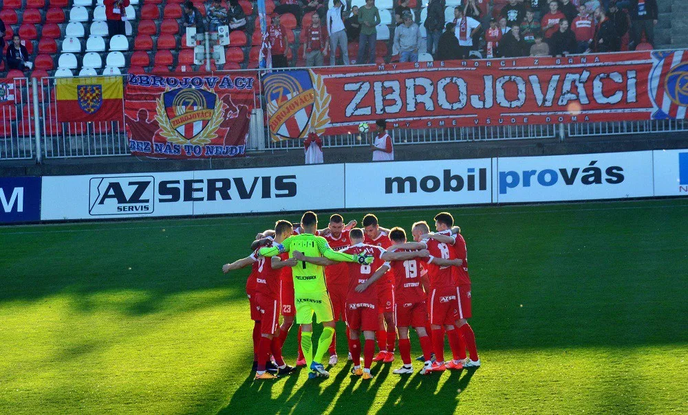 Zbrojovka při utkání se Slováckem